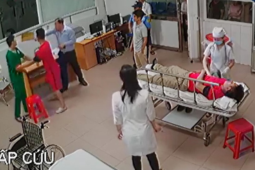 Giám đốc đánh bác sỹ, 2 bảo vệ không can ngăn kịp thời bị đuổi việc. Ảnh chụp từ clip.