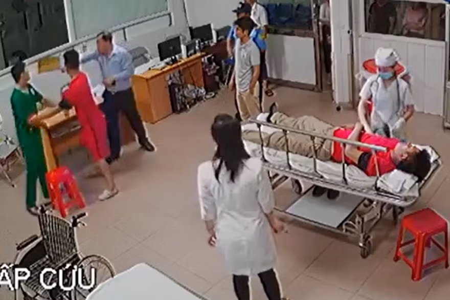 Giám đốc đánh bác sỹ, 2 bảo vệ không can ngăn kịp thời bị đuổi việc. Ảnh chụp từ clip.