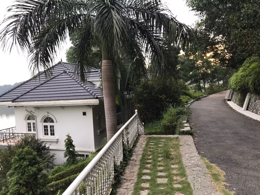 Mục kích biệt thự của ‘Người phán xử’, nơi Hùng cá rô tự sát
