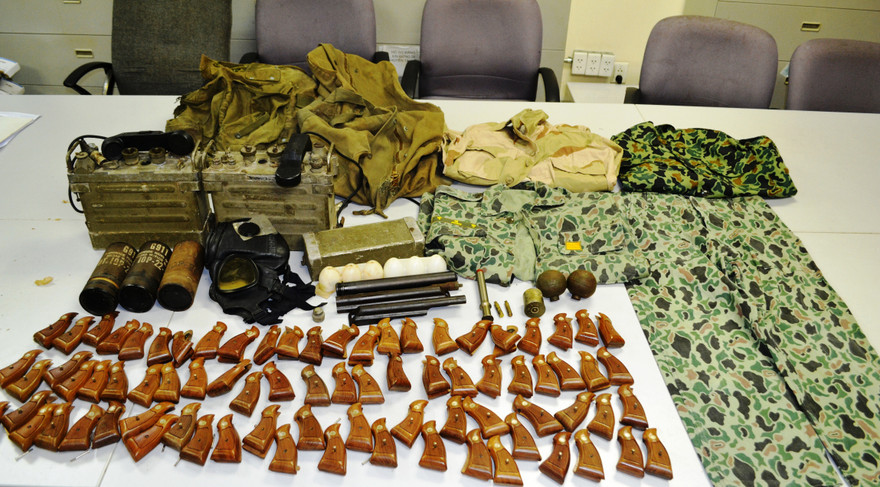 Hàng loạt thí bị quân sự chuẩn bị lên máy bay.