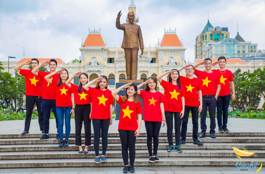  Các bạn trẻ tươi tắn, phấn khởi trong trang phục đậm màu dân tộc.