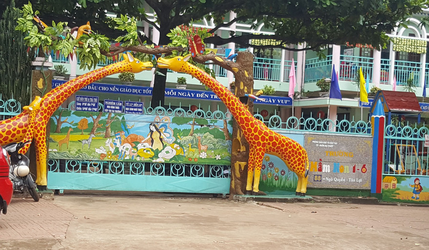 Trường mầm non 1/6 bị nhóm đối tượng đập phá, ném mắm tôm.