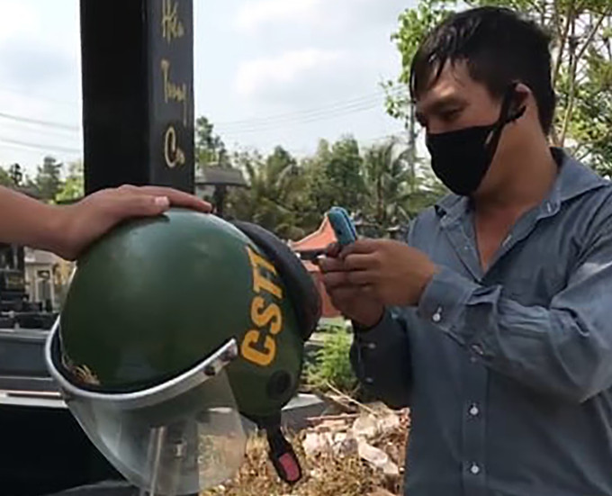 Một tài xế xuất hiện trong video của cảnh sát trật tự đưa lên mạng tố cáo cấp trên can thiệp xe vi phạm. Ảnh: Cắt từ Video.