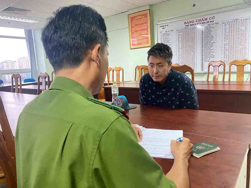 Jeong In Cheol tại cơ quan điều tra