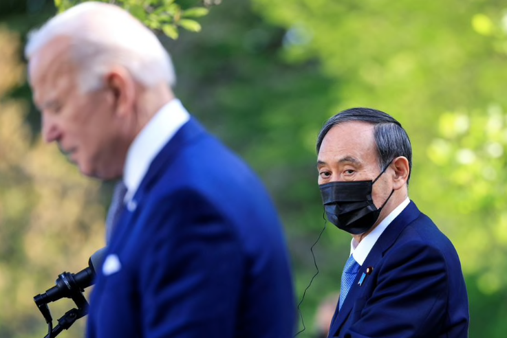 Thủ tướng Nhật Suga Yoshihide trong cuộc họp báo chung với Tổng thống Mỹ Joe Biden tại Vườn Hồng của Nhà Trắng hồi tháng 4. (Ảnh: Reuters)