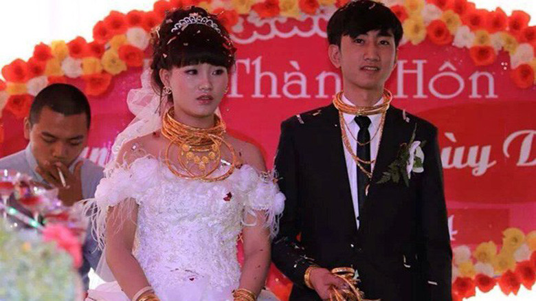  Cô dâu chú rể đeo vàng trĩu cổ khiến dư luận quan tâm đặc biệt.