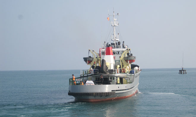 Tàu hải quân, tàu cứu nạn hàng hải của Việt Nam xuất phát tìm kiếm cứu hộ nạn nhân vụ máy bay Malaysia rơi. Ảnh: Hồng Lĩnh.