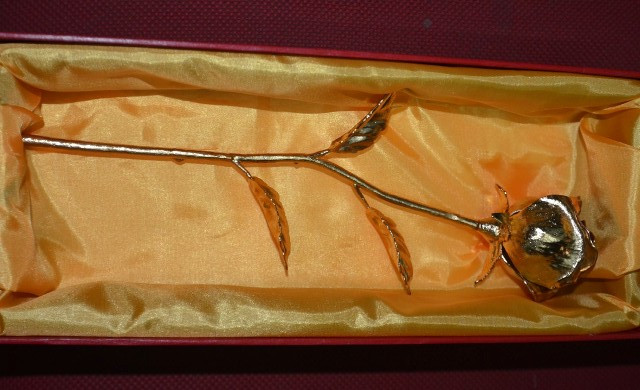 Vào xưởng sản xuất hoa hồng mạ vàng tặng 8/3