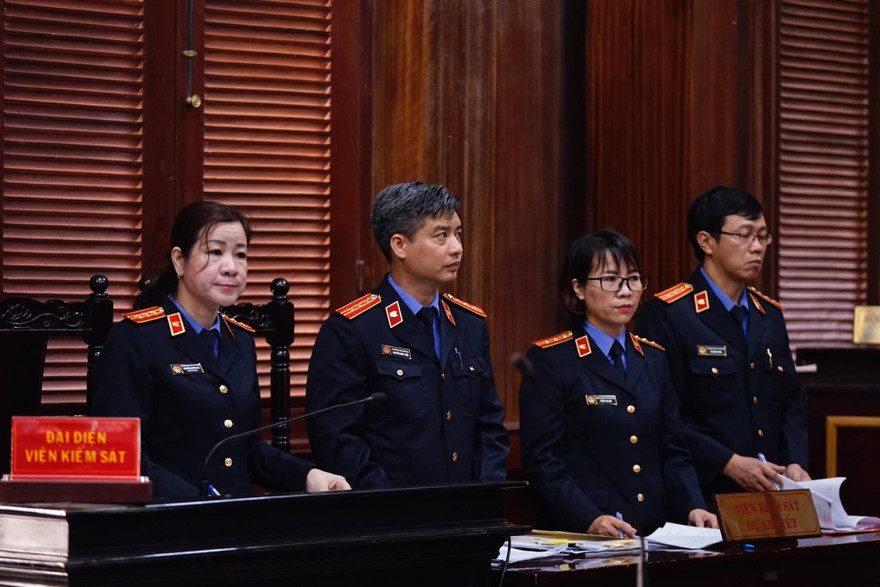 Viện kiểm sát công bố xong cáo trạng, qua đó dòng tiền trong vụ án bước đầu được làm rõ. Ảnh: Tân Châu