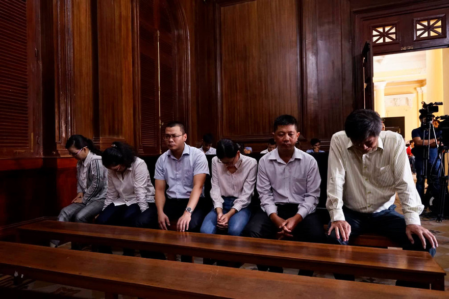 Nguyên Tổng giám đốc Sapharco - Bị cáo Phan Anh Kiệt (phải sang) tại phiên tòa. Ảnh: Tân Châu