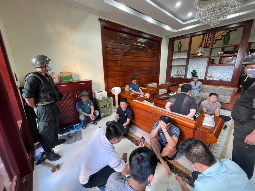 Cơ quan chức năng khám xét nơi ở của các đối tượng.