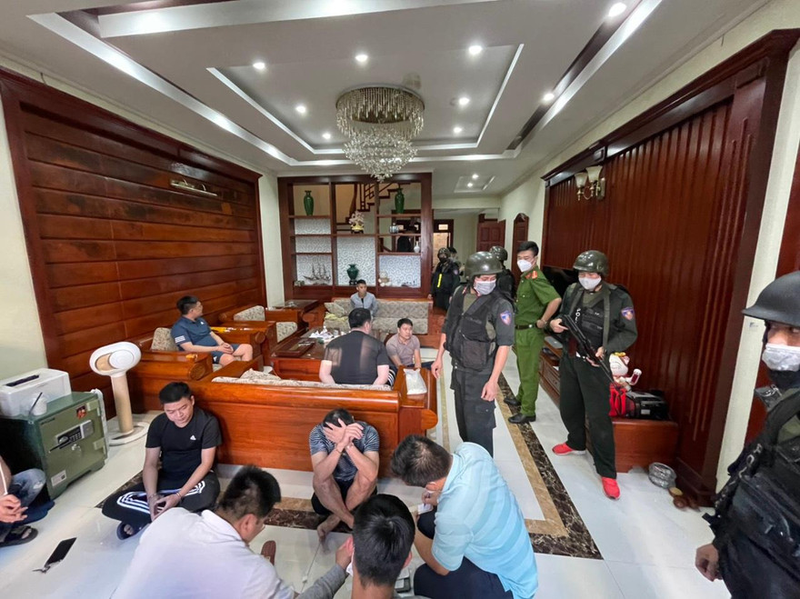 Cơ quan chức năng khám xét nơi ở của các đối tượng.