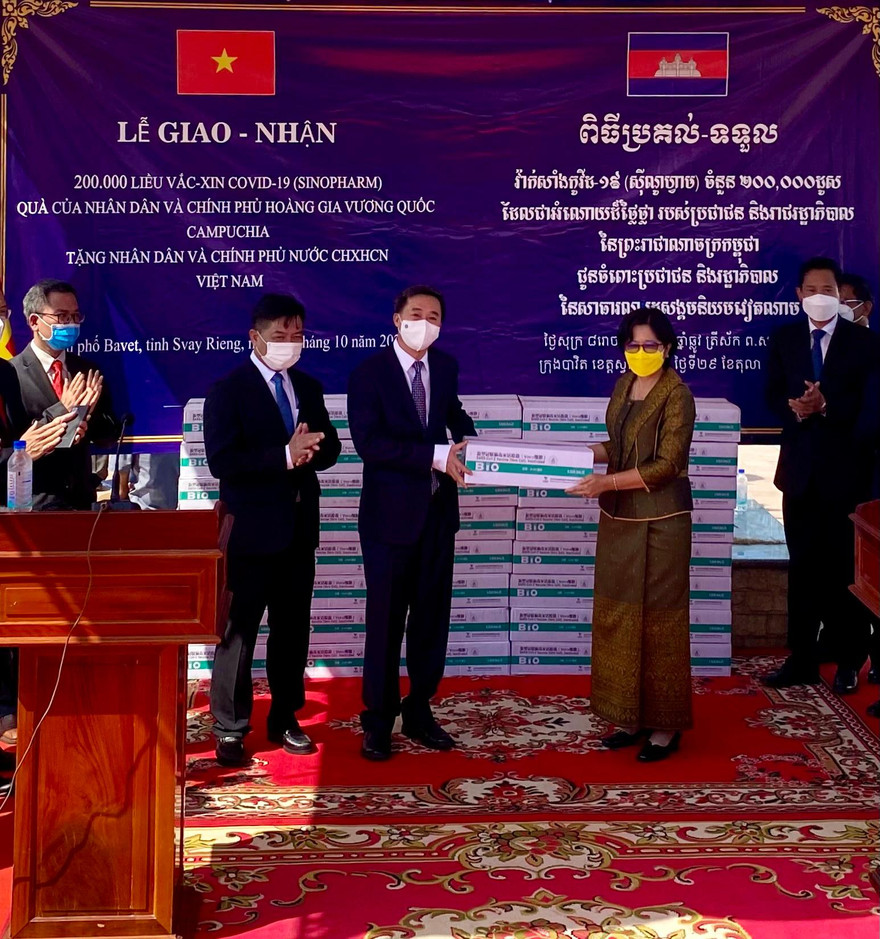 Buổi lễ trao tặng diễn ra sáng 29/10. (Ảnh: Mofa)