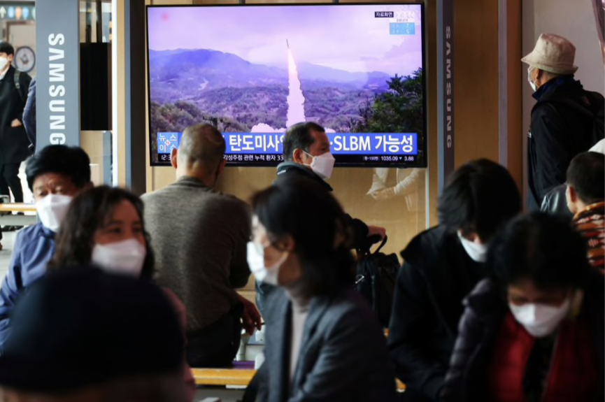 Người Hàn Quốc theo dõi vụ phóng thử tên lửa của Triều Tiên hôm 19/10. (Ảnh: Reuters)