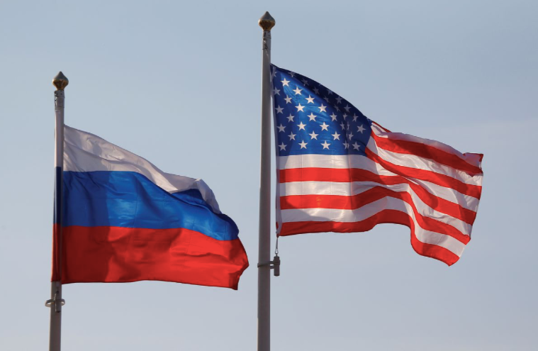 Quốc kỳ của Mỹ và Nga tại sân bay quốc tế Vnukovo ở thủ đô Mátxcơva. (Ảnh: Reuters)