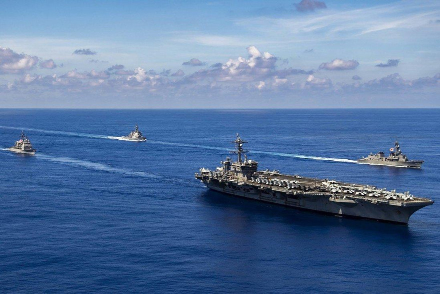 Nhóm tàu sân bay Mỹ USS Carl Vinson đang tập trận chung với chiến hạm Nhật Bản trên Biển Đông. (Ảnh: AP)