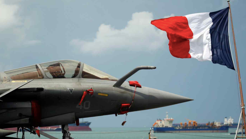 Tiêm kích Rafale đậu trên tàu sân bay Charles de Gaulle trong chuyến thăm Singapore năm 2019. (Ảnh: Reuters) 