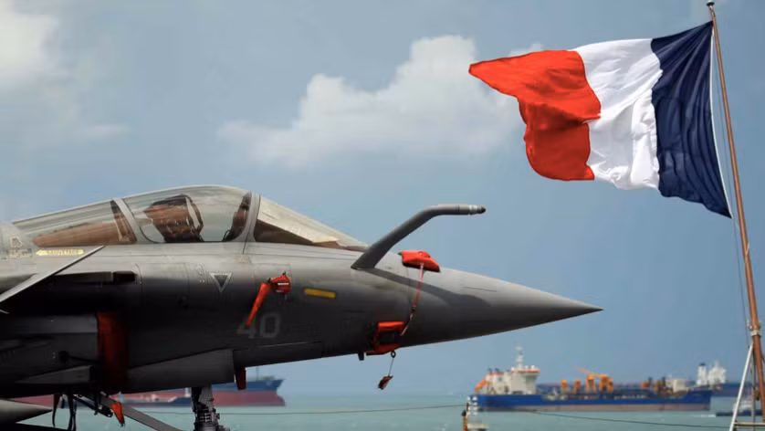 Tiêm kích Rafale đậu trên tàu sân bay Charles de Gaulle trong chuyến thăm Singapore năm 2019. (Ảnh: Reuters) 