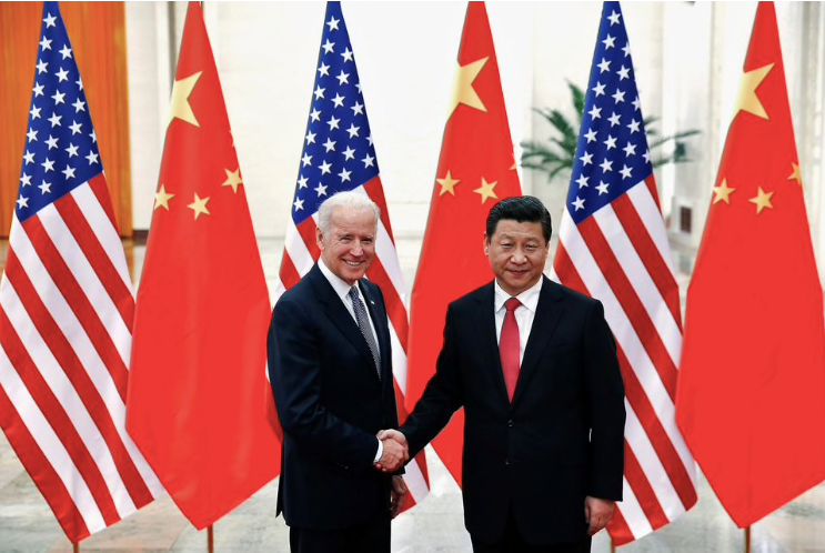 Ông Tập Cận Bình (phải) và ông Joe Biden trong một cuộc gặp năm 2013. (Ảnh: Reuters)