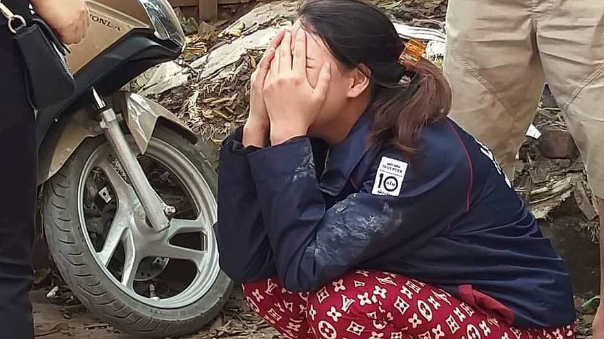 Người thân gào khóc tại hiện trường vụ cháy. Ảnh: HT