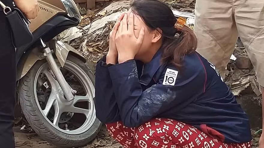 Người thân gào khóc tại hiện trường vụ cháy. Ảnh: HT