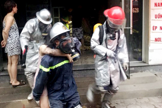 Lực lượng PCCC&CNCH đưa người phụ nữ mang bầu xuống dưới an toàn.