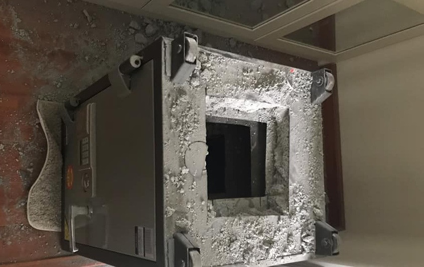 Két sắt bị trộm phá lấy tài sản.