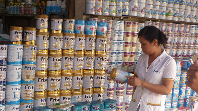 Giá sữa bán lẻ hiện mỗi nơi một kiểu. ảnh: L.N 