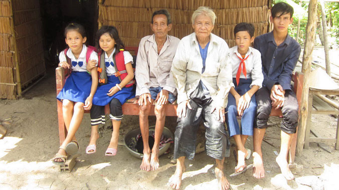 Bà Năm với chồng và 4 cháu ngoại. Ảnh: Tùng Huyên