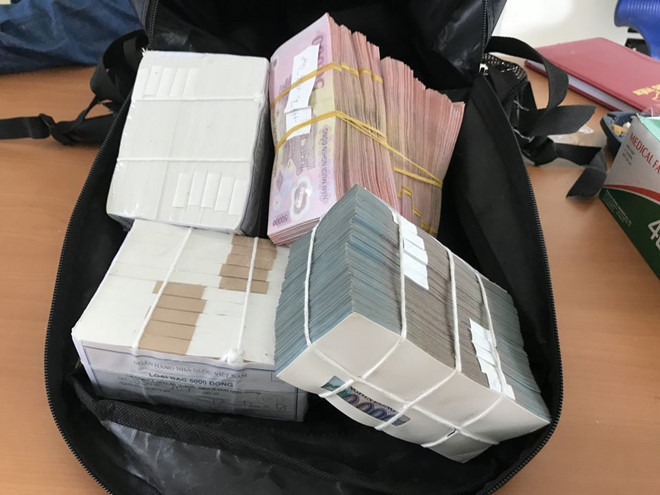 Số tiền của vụ cướp mà công an thu được. Ảnh: C.A. 
