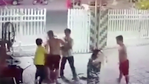 Vụ xô xát giữa hai anh em Linh với người đàn ông. Ảnh: Cắt từ video