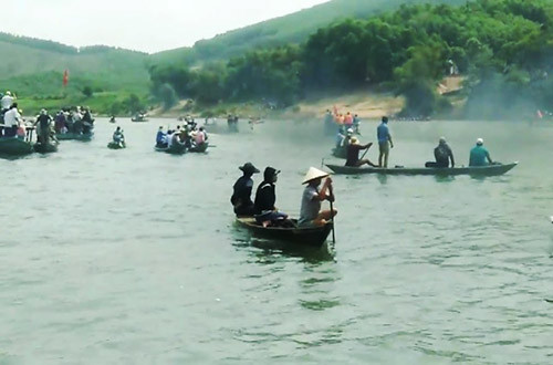 Người dân tìm kiếm thi thể cô gái trên sông Thu Bồn