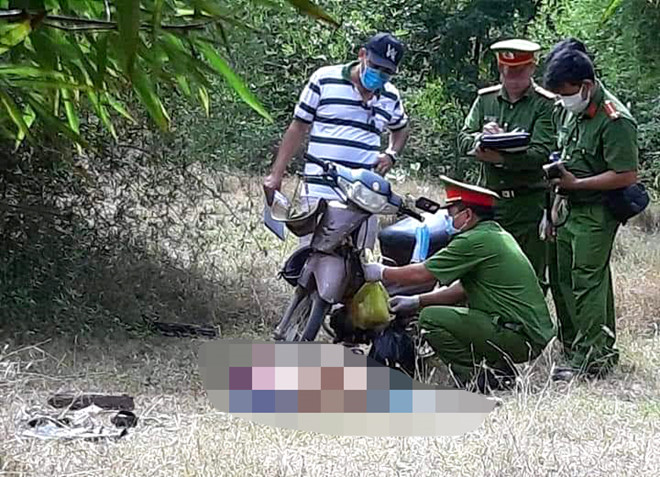 Công an khám nghiệm hiện trường. Ảnh: Zing