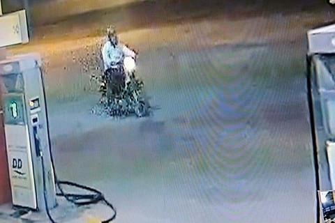 Hình ảnh đối tượng gây án. Ảnh cắt từ clip