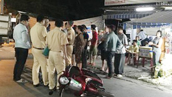 Cơ quan công an đang khám nghiệm hiện trường vụ việc