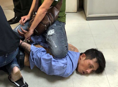 Kẻ ngáo đá bị khống chế. Ảnh: An ninh sân bay