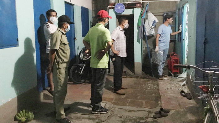 Công an khám nghiệm một vụ án mạng trước đó