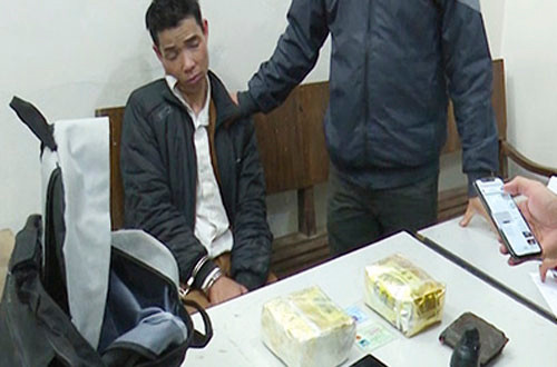 Nghi phạm Sơn cùng tang vật vụ án. Ảnh: Công an nhân dân