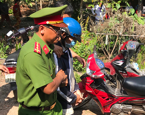 Nghi phạm sát hại hai phụ nữ bị dẫn giải