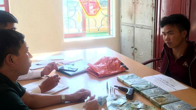 Đối tượng Lầu A Câu cùng tang vật.