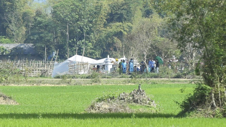 Việc khám nghiệm được tiến hành rất nghiêm ngặt, chỉ có người nhà nạn nhân được tiếp cận. Ảnh: VOV