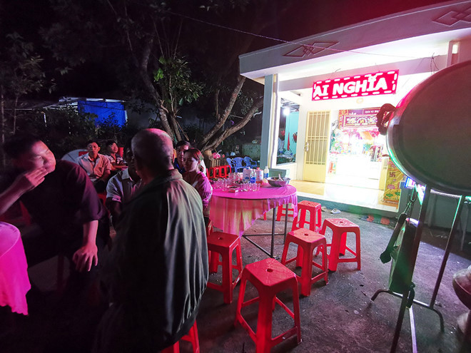 Người thân tổ chức đám tang cho bé gái