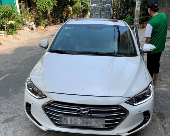 Ông Hoàng trình báo bị cướp giật túi xách khi vừa bước xuống ôtô