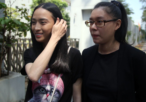 Phương Nga (bên trái) và Thùy Dung đến trụ sở Công an TP HCM