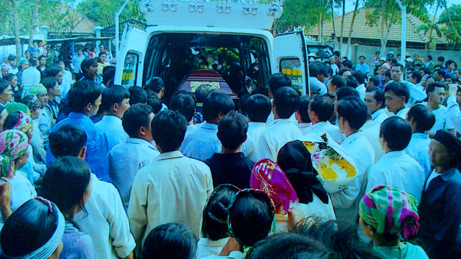 Dân làng đưa tiễn linh cữu ông Ngài