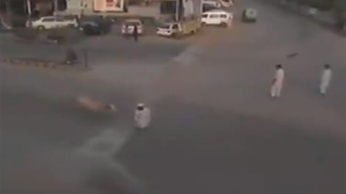 Người đàn ông đi bộ sang đường bị bò điên húc văng