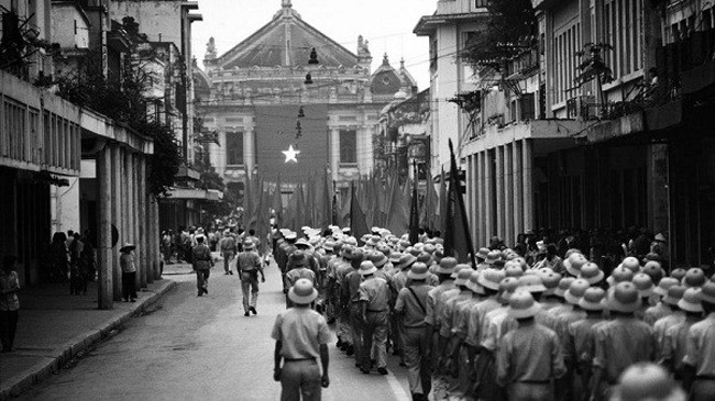 Lễ diễu hành của các chiến sĩ bộ đội về Nhà hát Lớn sau ngày Giải phóng Thủ đô 10/10