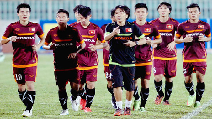 HLV Miura cùng các học trò ở buổi tập chiều qua. Ảnh: Nguyễn Nhân.