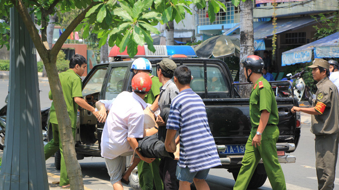 Thanh niên được người dân sơ cấp cứu.