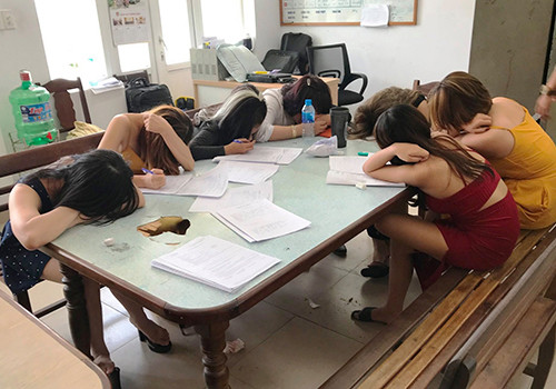 Nhiều cô gái có mặt trong quán karaoke dương tính với ma tuý. Ảnh: C.A.